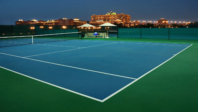 ontdek de avontuurlijke tennisreis van afgestudeerden naar abu dhabi, waar sport en ontspanning samenkomen in een onvergetelijke ervaring.