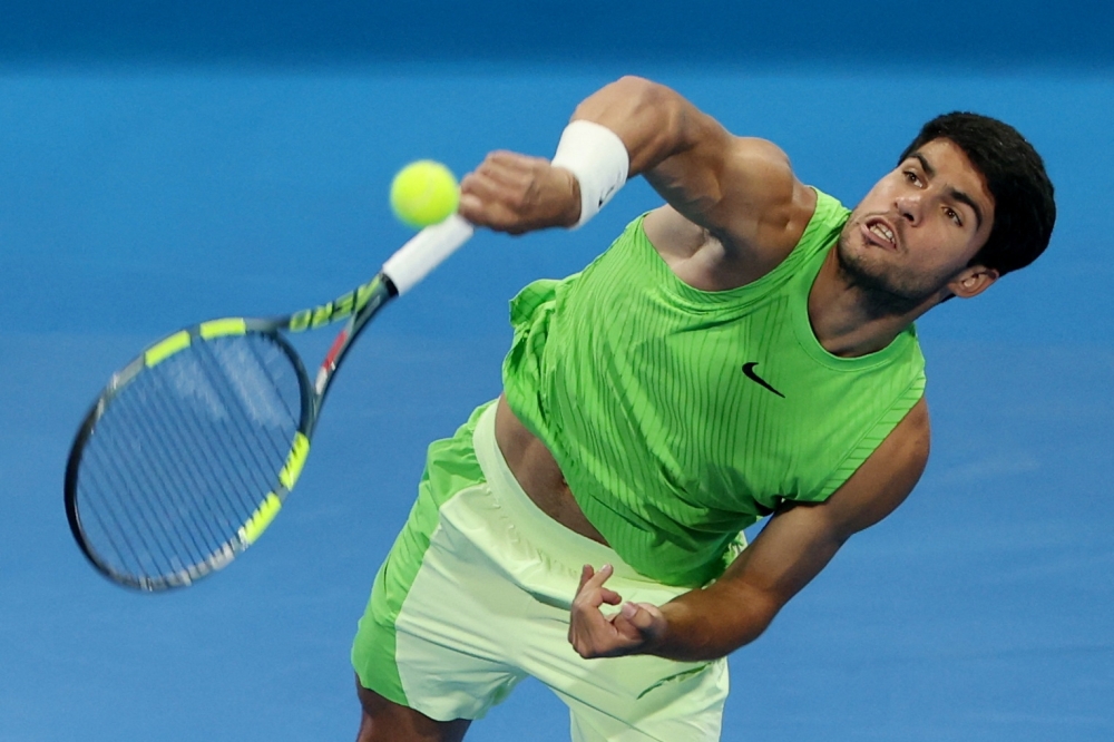 alcaraz lacht om een vreemd tennisverzoek tijdens het toernooi in qatar en deelt zijn reactie op de grappige situatie.