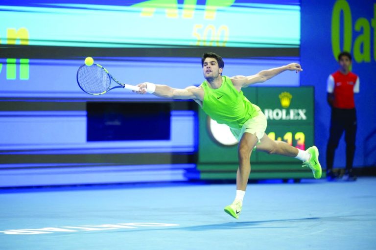 alcaraz lacht om een vreemd tennisverzoek tijdens het toernooi in qatar, waardoor een grappig moment ontstaat op de baan.