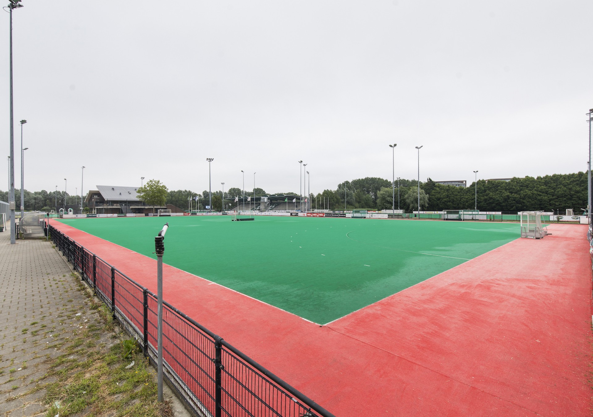 het cda steunt de aanleg van overdekte hockeyvelden in groningen om sportfaciliteiten te verbeteren en het hockeyseizoen te verlengen.