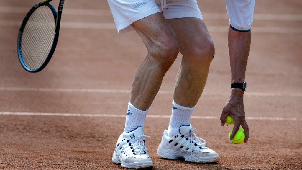 onderzoek naar tennisspeler vanwege eisen van fans om gedrag te verbeteren.