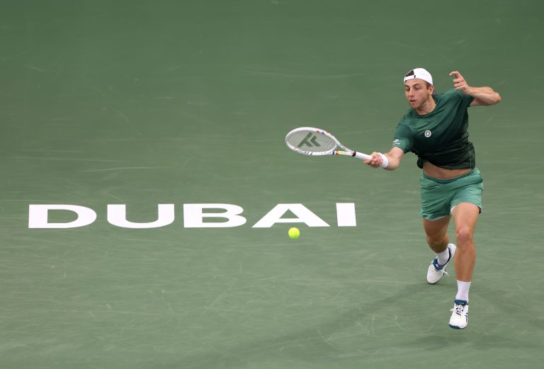 griekspoor trekt zich terug van het toernooi, terwijl daniil de strijd aangaat in dubai.