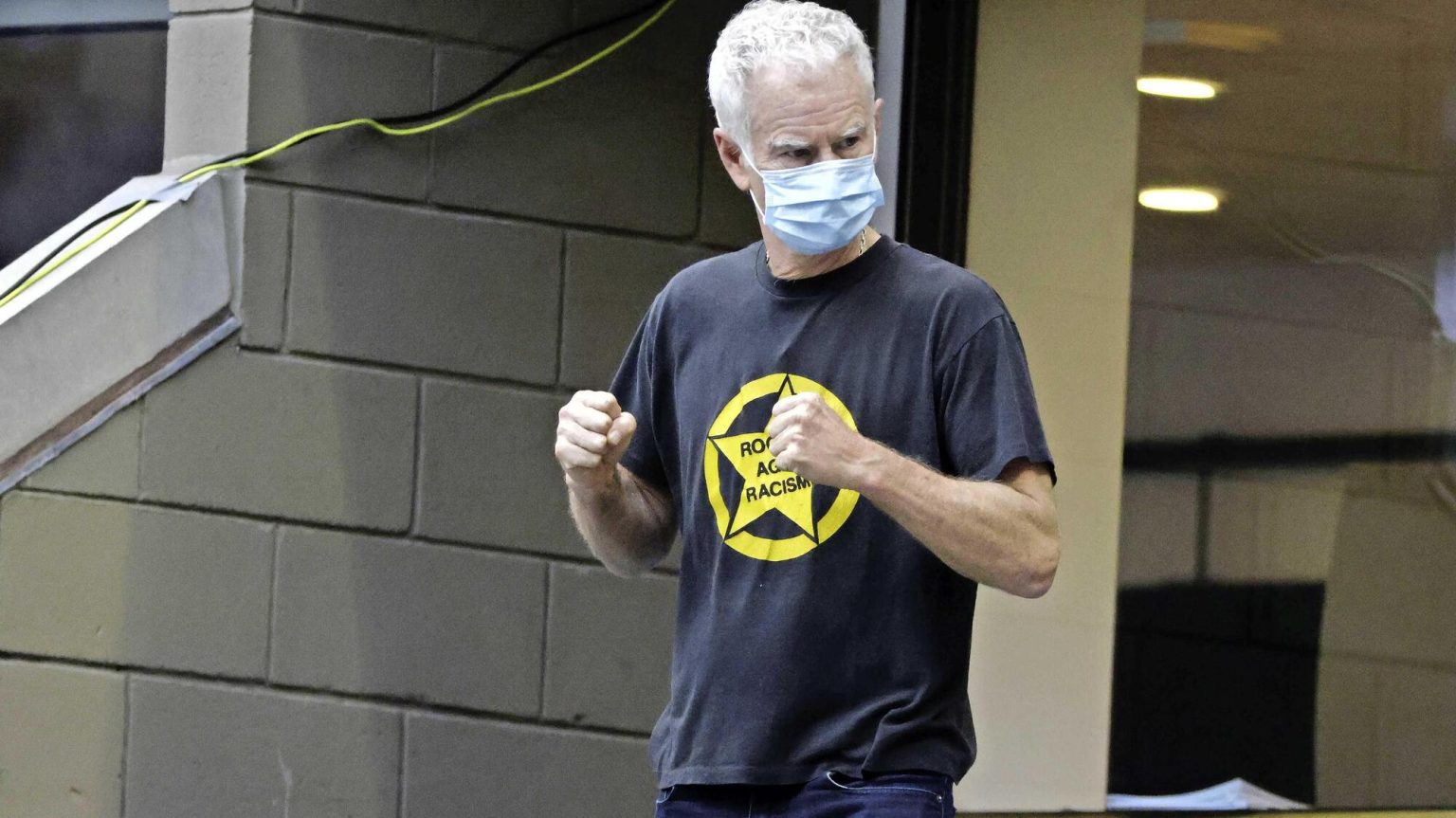 bekijk de beroemde uitbarsting van john mcenroe tegen een jonge fan tijdens een tenniswedstrijd. een onvergetelijk moment vol passie en emoties.