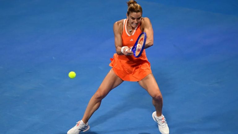 maria sakkari verslaat iga swiatek in doha ondanks controverse rond het duel. lees meer over de spannende wedstrijd en de omstreden momenten.