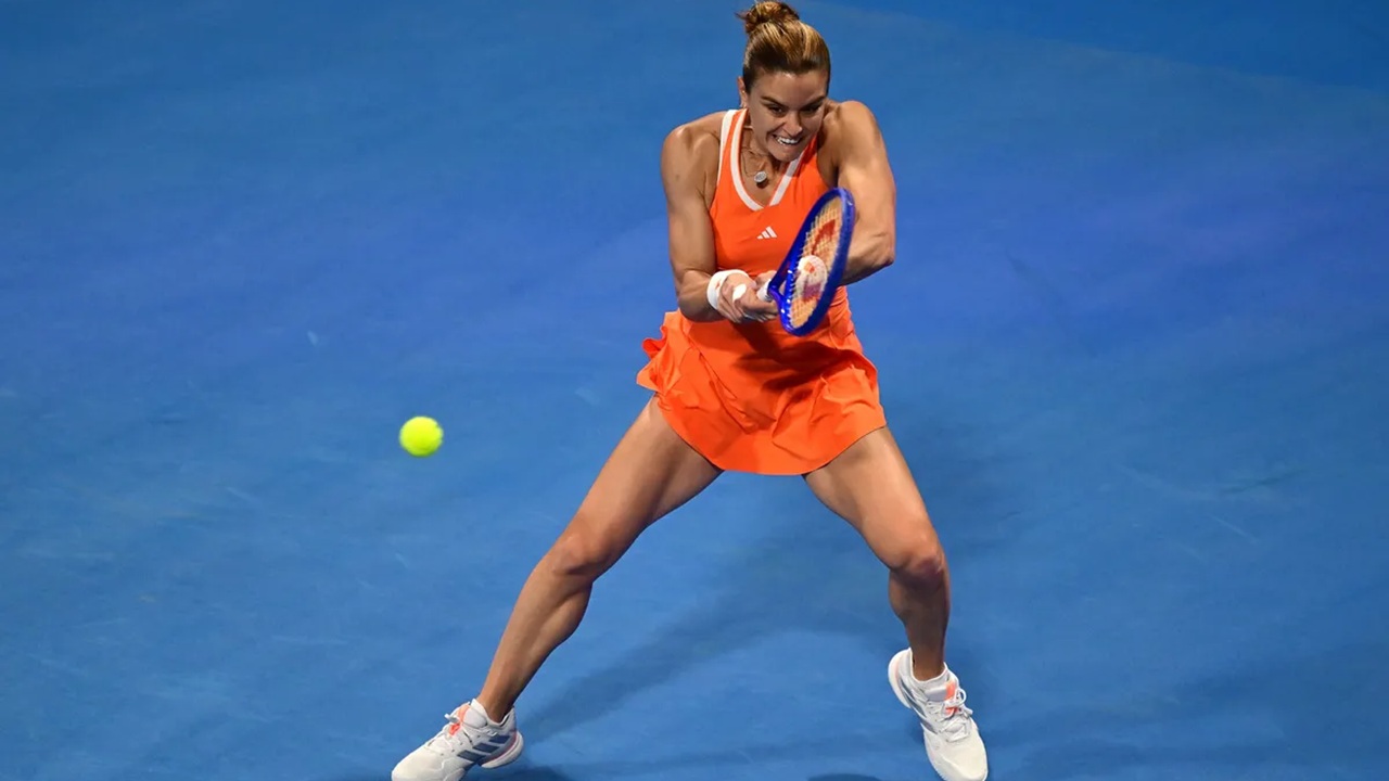 maria sakkari verslaat iga swiatek in doha ondanks controverse rond het duel. lees meer over de spannende wedstrijd en de omstreden momenten.
