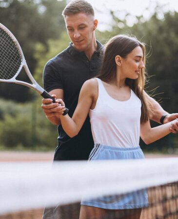 ontdek het succesvolle costa mesa tenniscentrum met ervaren instructeurs die je helpen je vaardigheden te verbeteren en je tennisspel naar een hoger niveau te tillen.