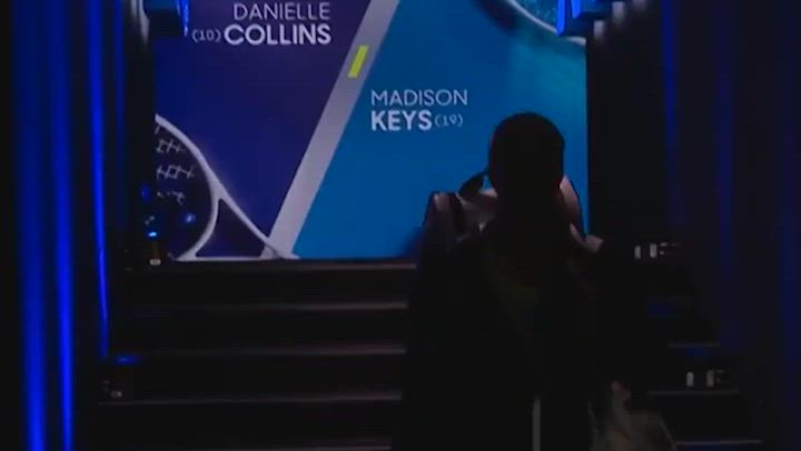 tennislegende boos op jonge fan na spannende wedstrijd tijdens australian open. lees meer over het incident en reacties.