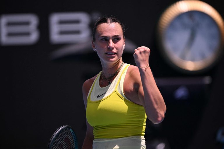 tennislegende boos op jonge fan na het australian open vanwege ongepast gedrag tijdens het toernooi.