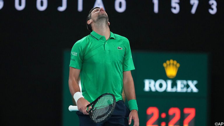 tennistalent weigert handdruk en foto vanwege gezichtstatoeages, wat voor opschudding zorgt in de sportwereld.