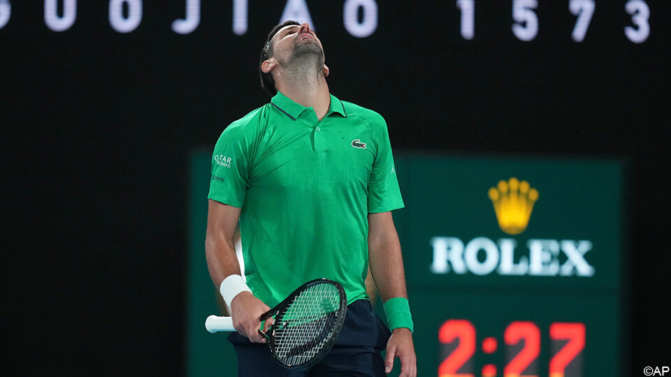tennistalent weigert handdruk en foto vanwege gezichtstatoeages, wat voor opschudding zorgt in de sportwereld.