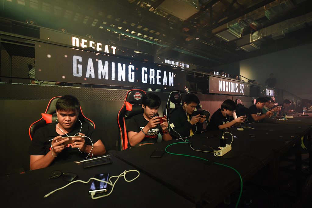 thaise esports-speler gearresteerd voor valsspelen tijdens competitie, wat leidt tot schorsing en onderzoek naar oneerlijke praktijken.