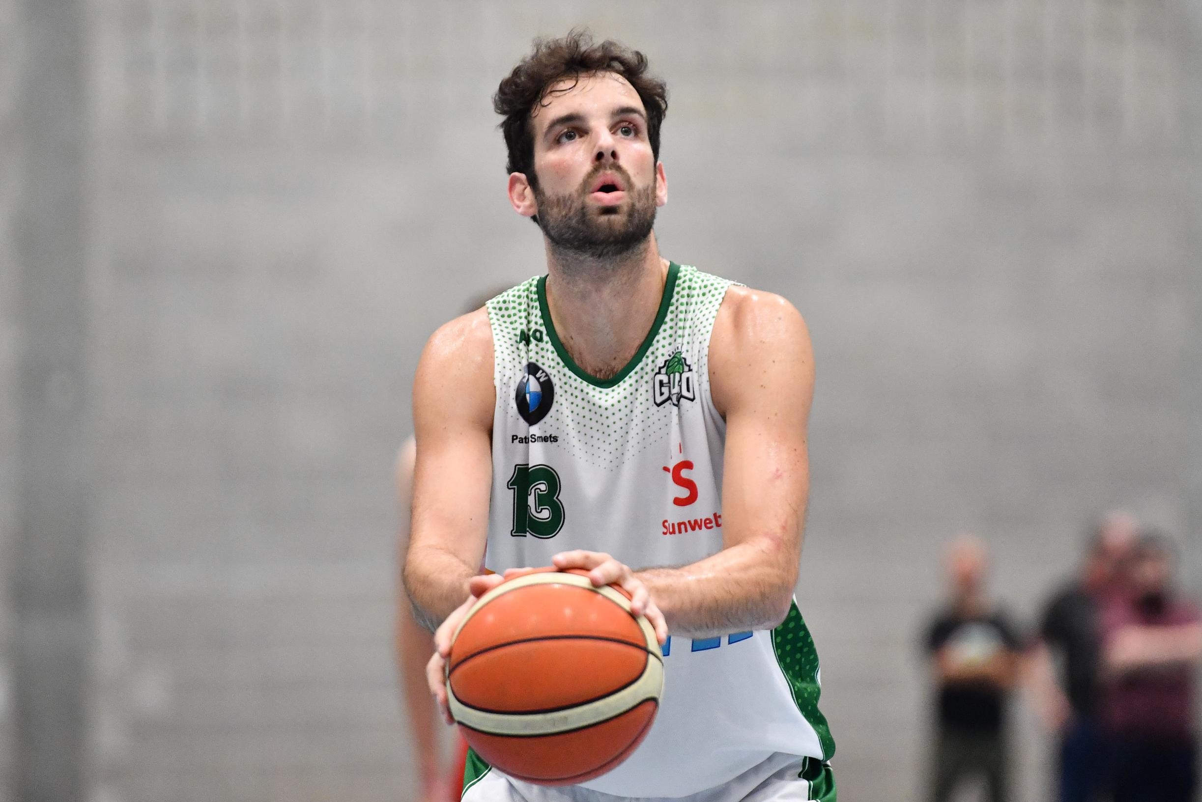 ontdek hoe het vernieuwde feyenoord basketball-team vol vertrouwen aan het seizoen begint, klaar om indruk te maken met nieuwe energie en ambitie.