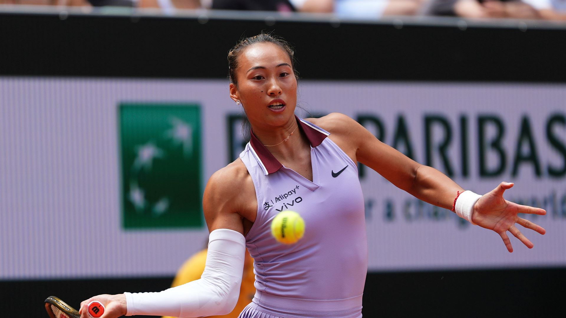 ontdek hoe zheng qinwen zich voorbereidt op haar terugkeer in doha, klaar om opnieuw te schitteren op het tennisveld.