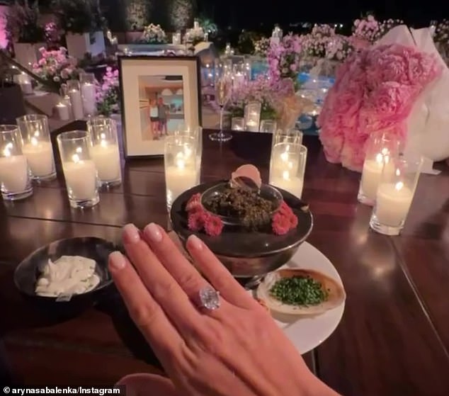 ontdek de schitterende 12-karaats verlovingsring van aryna sabalenka, een symbool van liefde en elegantie.