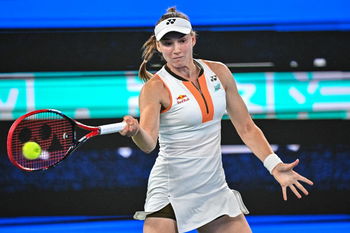 iga swiatek kijkt terug op haar onverwachte tennisresultaten en deelt haar ervaringen en inzichten na recente wedstrijden.