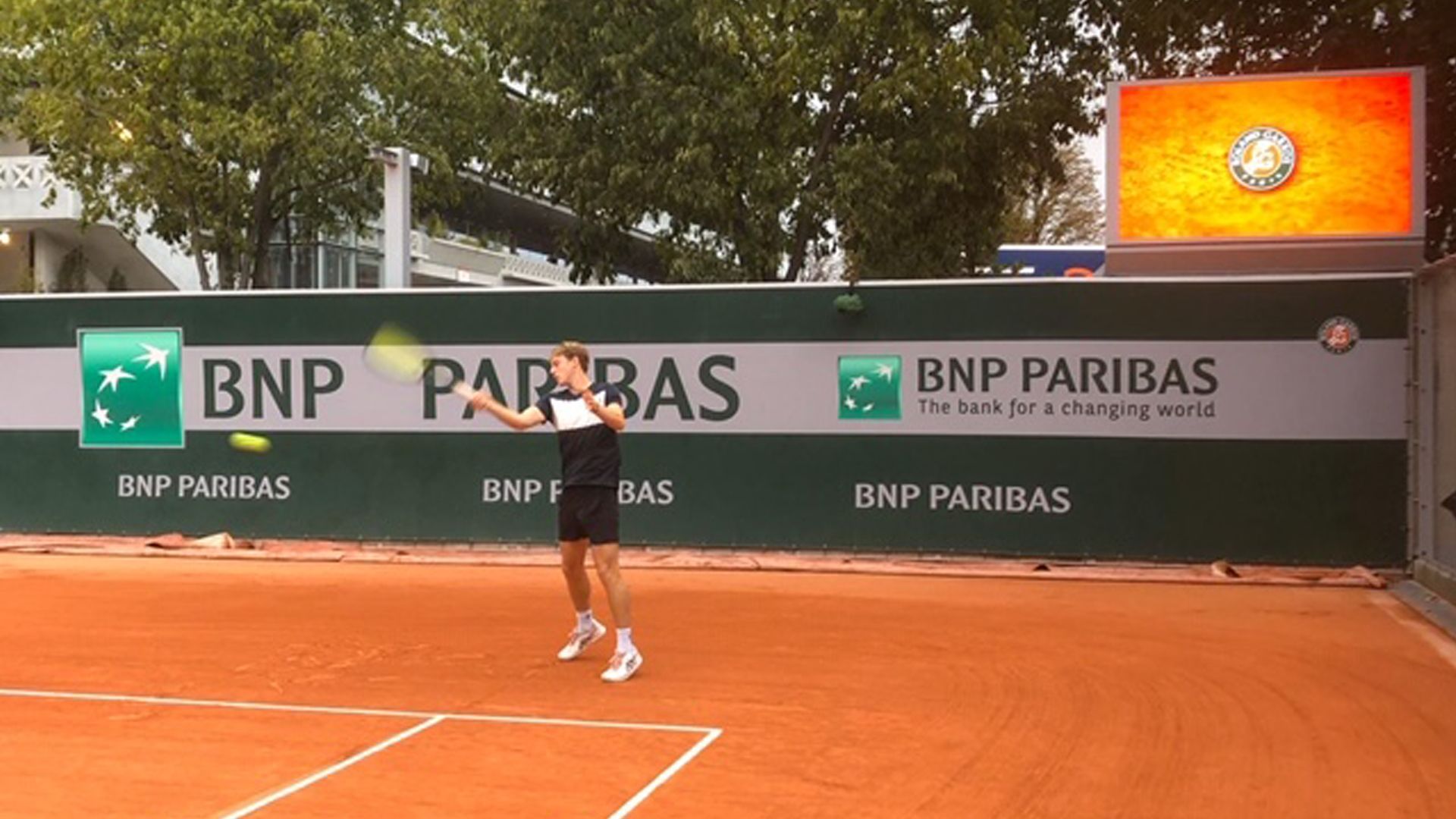 lokale tennisexperts tonen hun talent en vaardigheden tijdens een indrukwekkende demonstratie bij the courts. mis deze unieke kans niet om topkwaliteit tennis te ervaren!