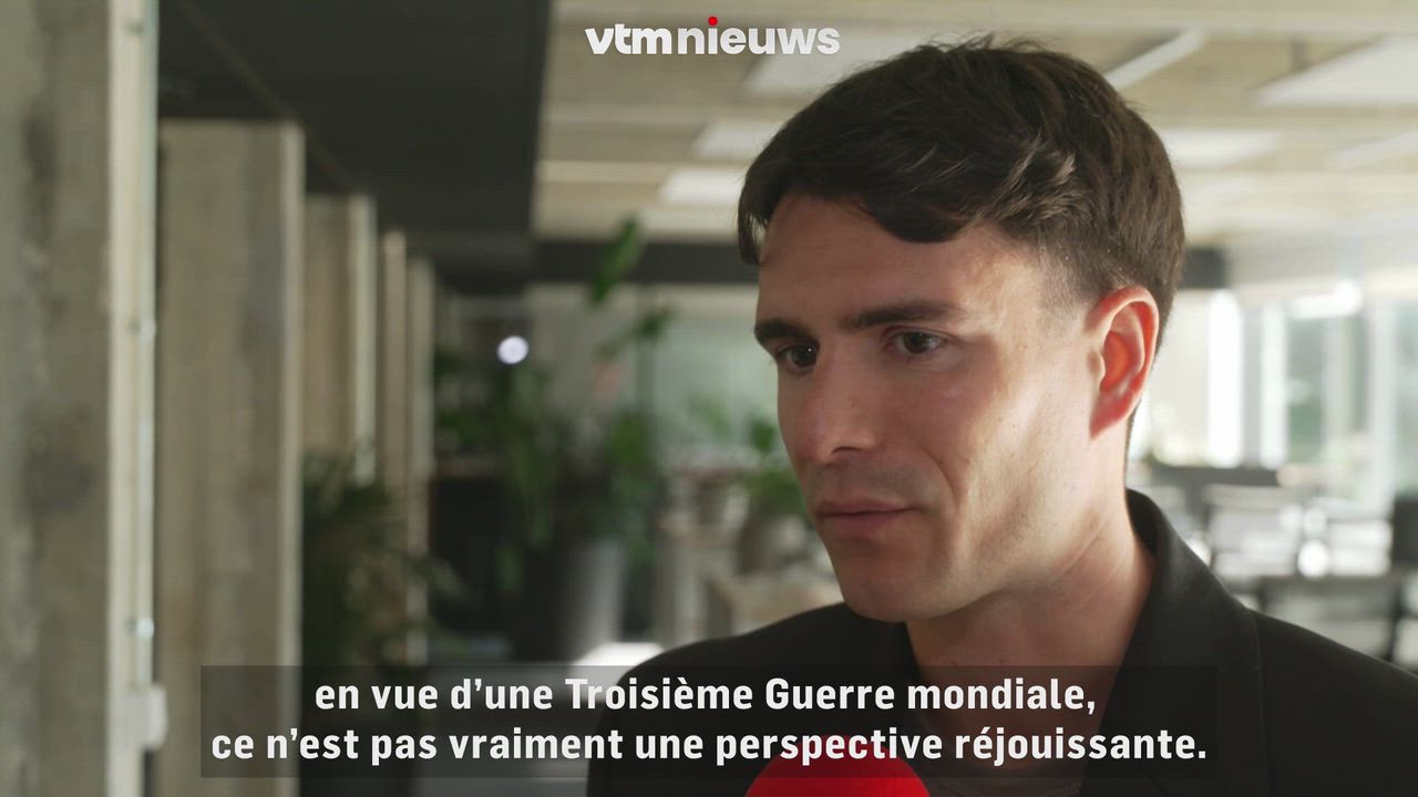 tennissers vluchten snel terwijl een drone in brand vliegt tijdens een spannend toernooi.