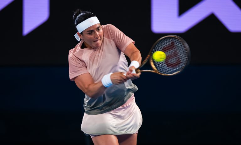 tennisster mirra andreeva is boos weggelopen na een scheldtirade tijdens haar wedstrijd. lees meer over het incident en haar reactie.