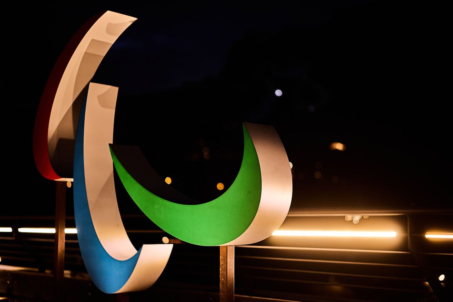 tennissterren en paralympiërs ondervinden reisproblemen door de oorlog in het midden-oosten, wat hun deelname aan toernooien bemoeilijkt.