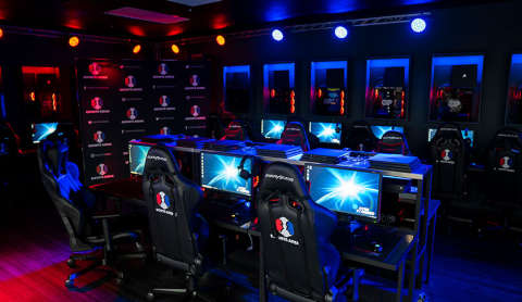 ontdek hoe je geld kunt verdienen met esports en leer alles over de nieuwe walmart arena, de nieuwste hotspot voor gaming en toernooien.